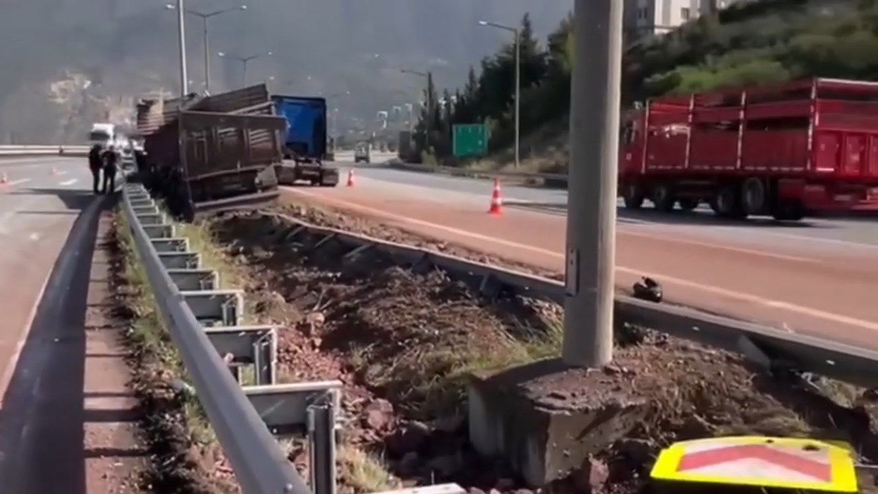 Otoyolunda kamyon orta bariyerlere çarptı!