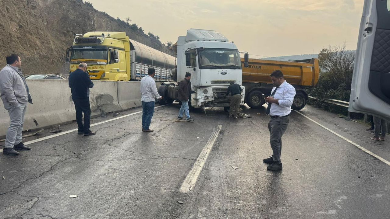 İskenderun-Antakya Yolunda Tır Kazası Trafiği Kilitledi