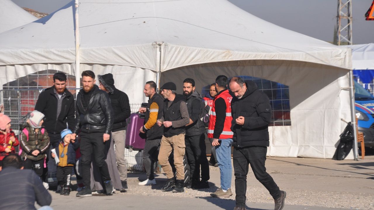 Suriyelilerin Geri Dönüşleri Sürüyor
