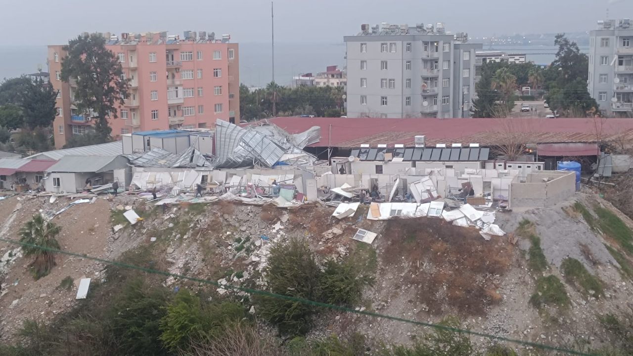 İskenderun’da fırtına yıkıp, uçurdu!