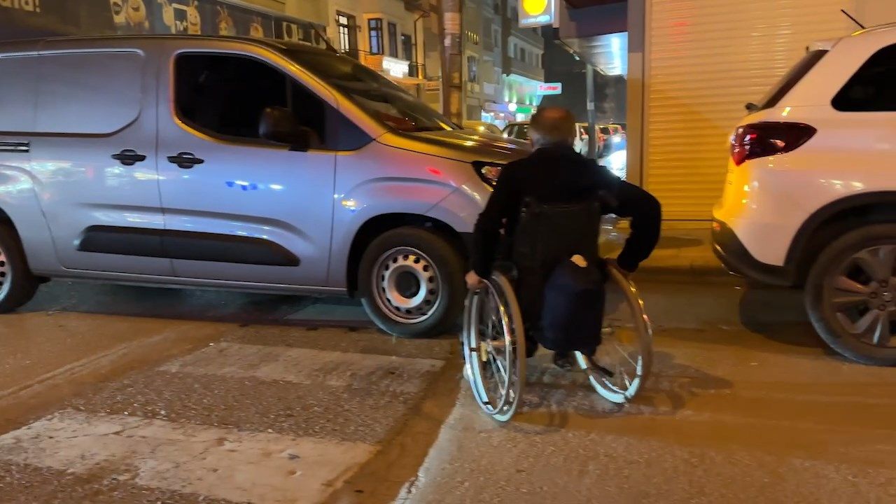 Engelli Bireylerin Kaldırım Mücadelesi