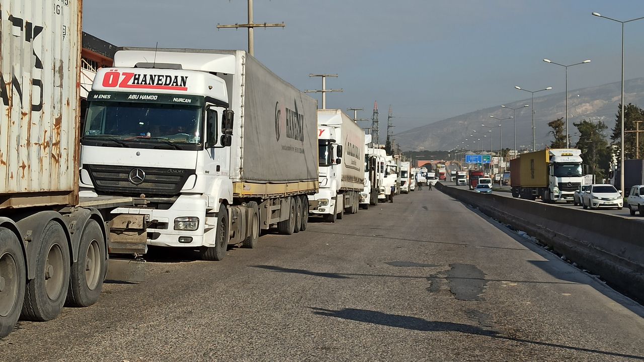 İskenderun’da Kilometrelerce TIR Kuyruğu…