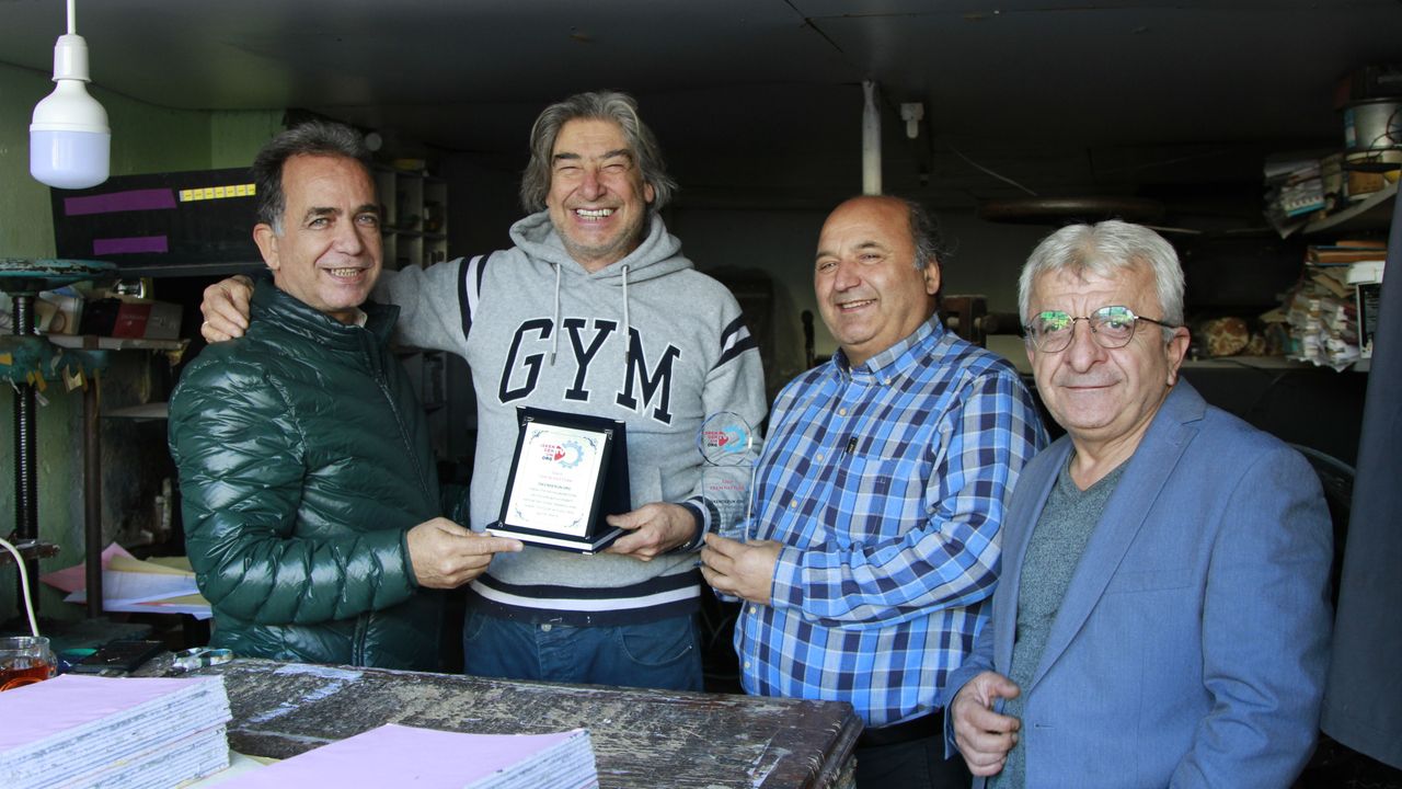 Usta Kalem Erkin Hastürk’e Teşekkür Plaketi