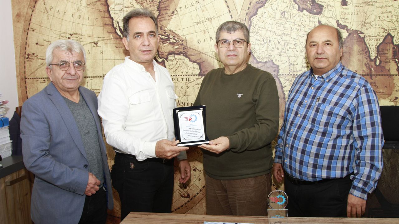 Sektörel Dergi Yazarı Hurşit Gündüz’e plaket…