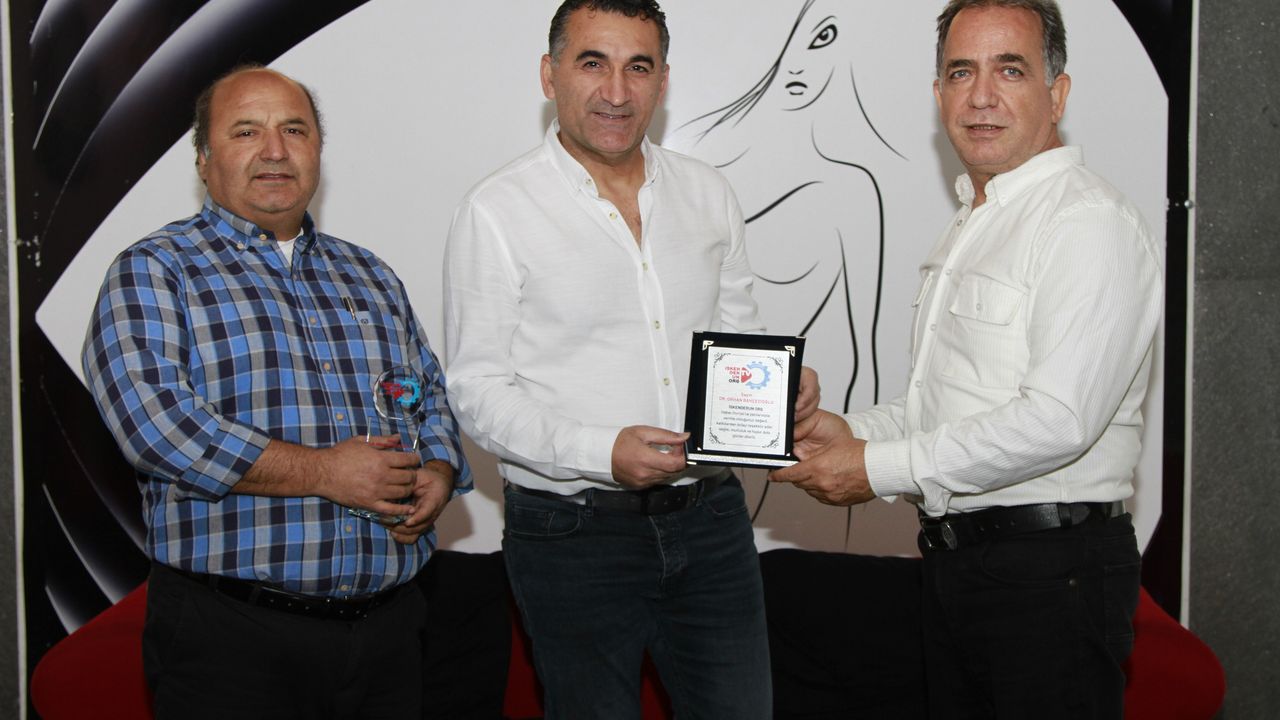 İskenderun.org yazarı Dr. Bahçecioğlu’na Teşekkür Plaketi
