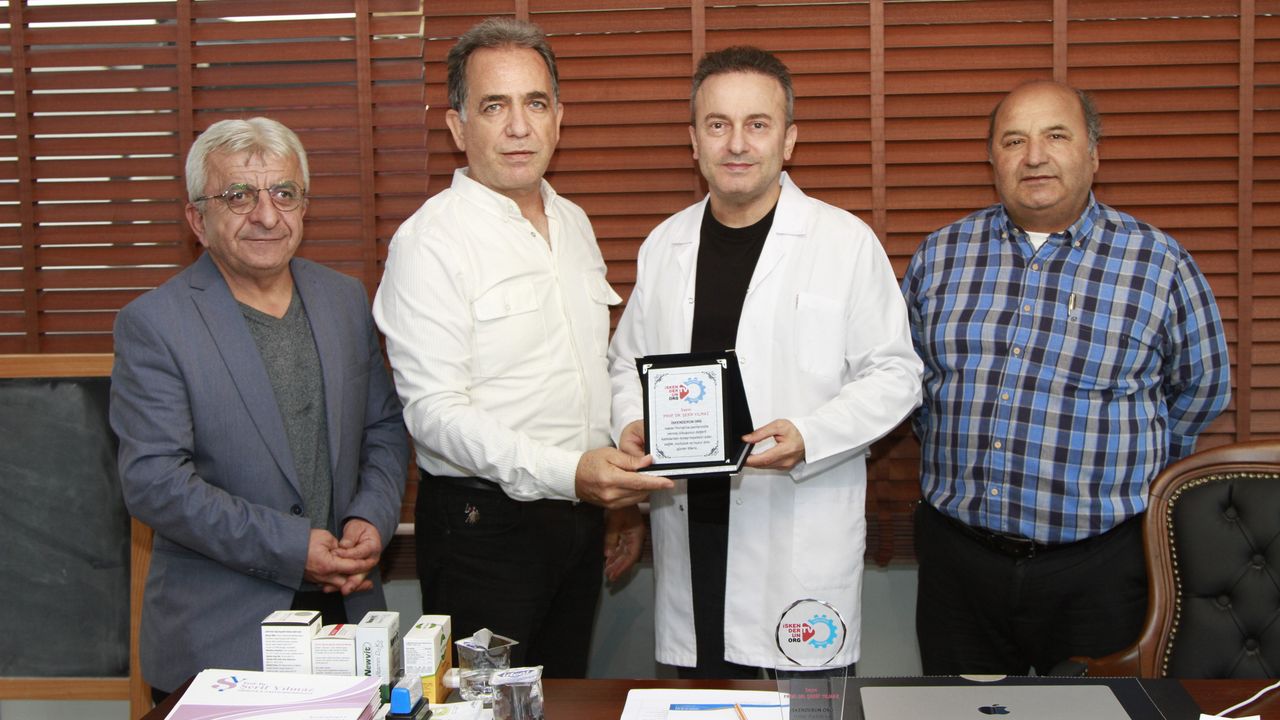 İskenderun.org’un akademik yazarı Yılmaz’a plaket…