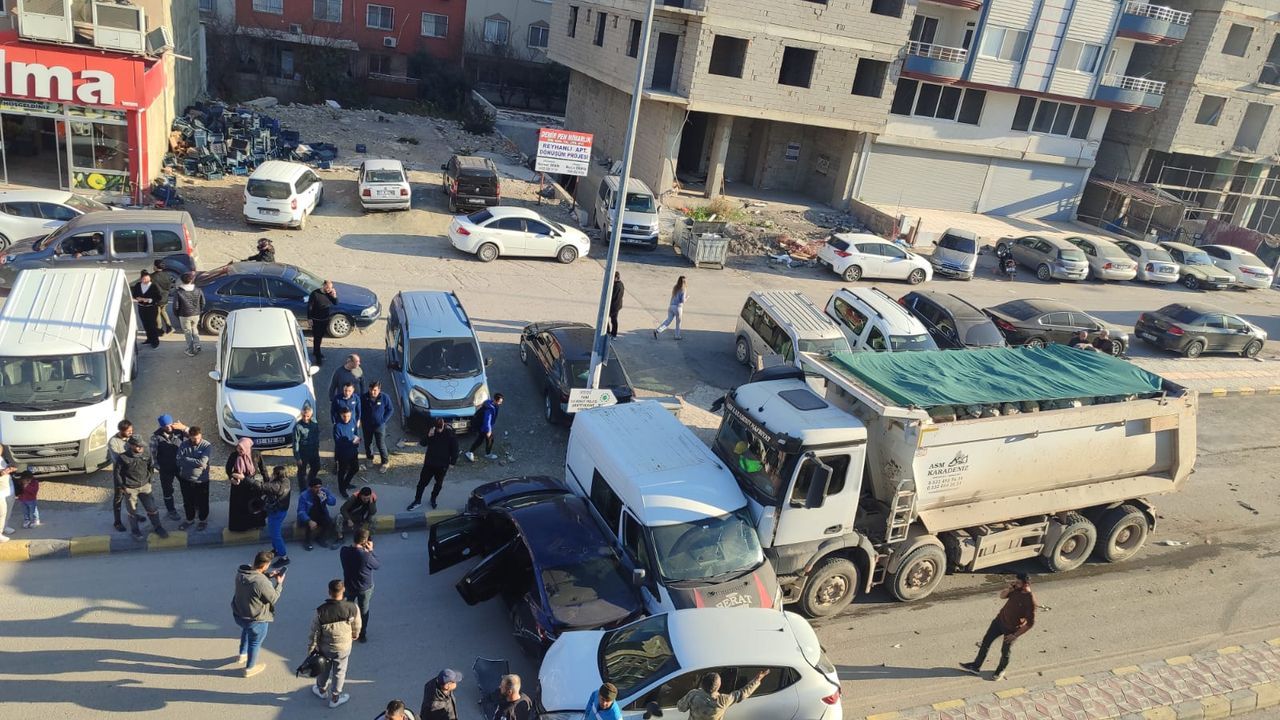 Servis yolunda Hafriyat kamyonu duramadı…