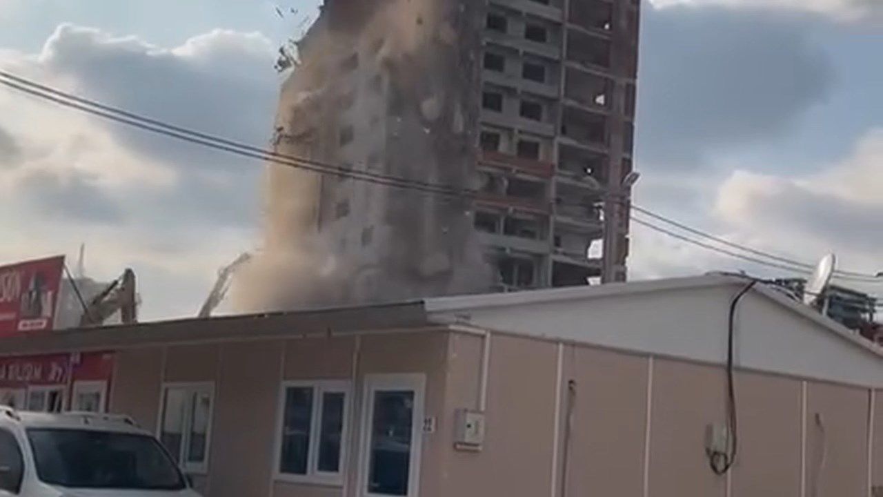 Ağır Hasarlı 14 Katlı Binaya Kontrollü Yıkım