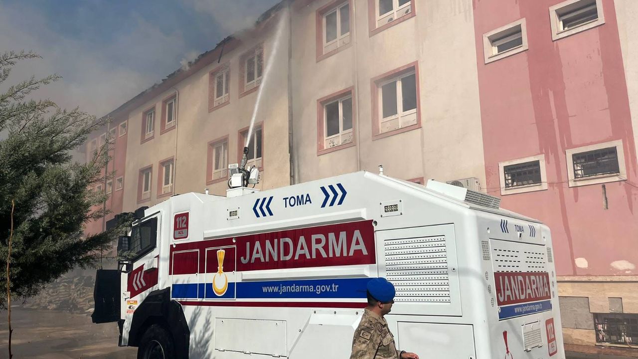 Meslek Lisesi Çatısındaki Yangın Söndürüldü…