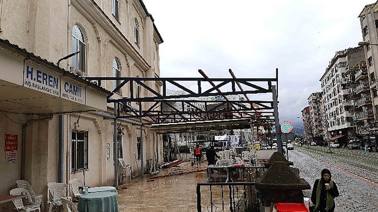 İzmit Eren Camii’ne yeni sundurma