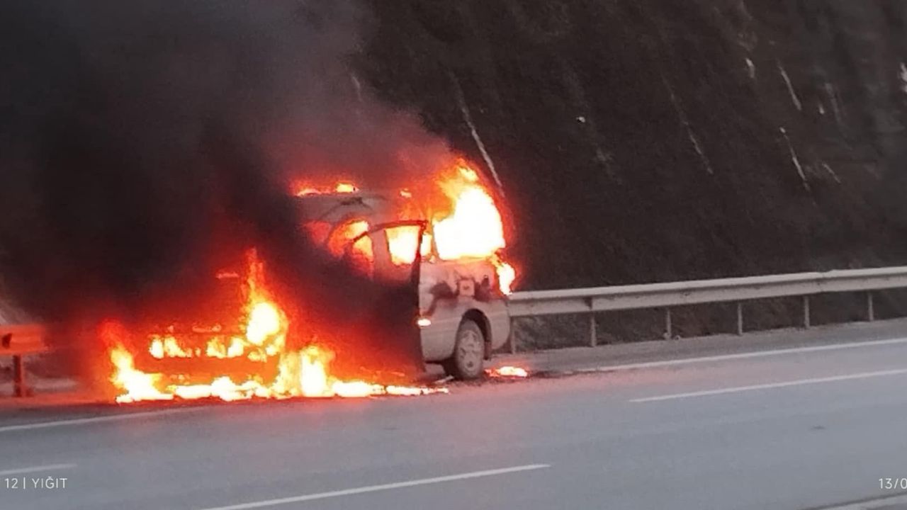 Otobanında Seyir Halindeki Otomobil Alev Aldı!