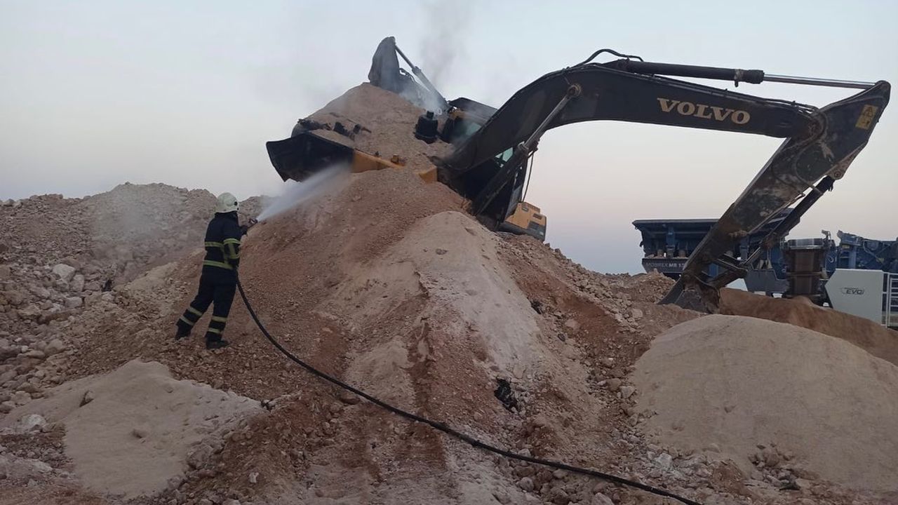 Yayladağı’nda Taş Ocağında İş Makinesi Yangını