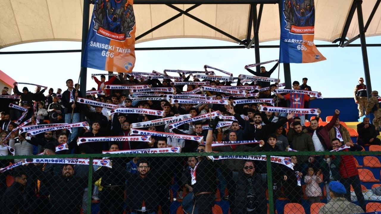 İskenderunspor Taraftarları Deprem Şehidi Eren Uzgaş’ı Andı