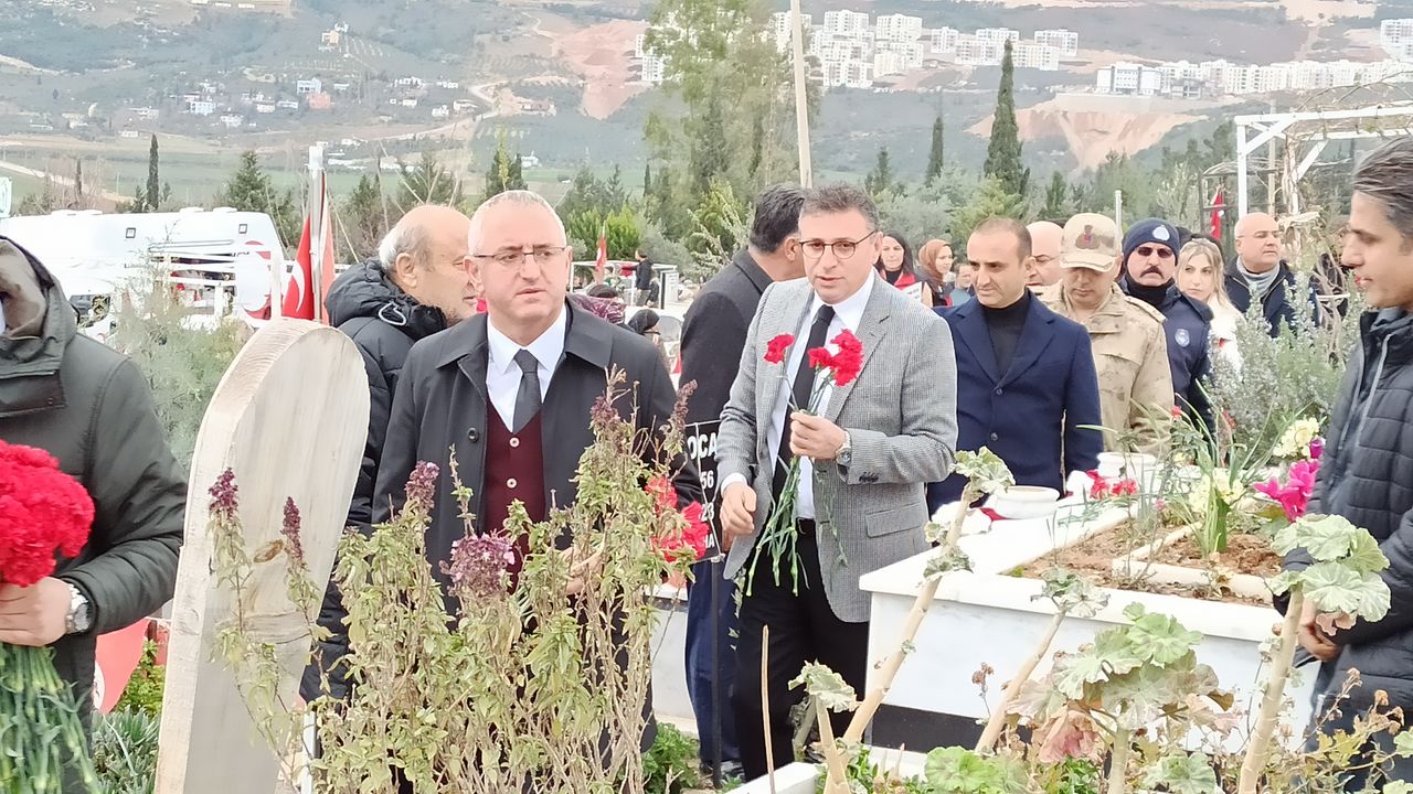 Depremde yitirilenler mezarları başında anıldı