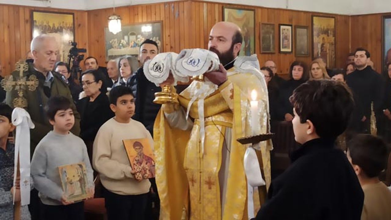 Depremde Hayatın Kaybedenler İçin Kilisede Ayin