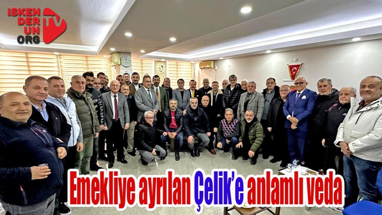 Plaket ve Çiçekler Verildi