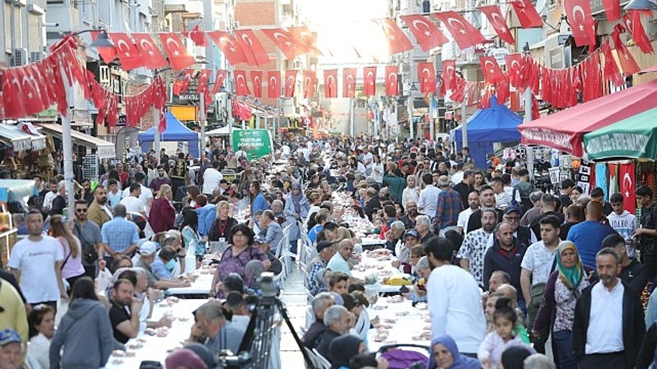 Bayraklı’da iftar sofraları ve Ramazan şenlikleri