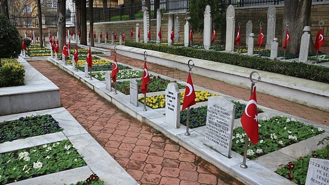Türkiye’nin en bakımlı şehitliğinde çiçekler açtı