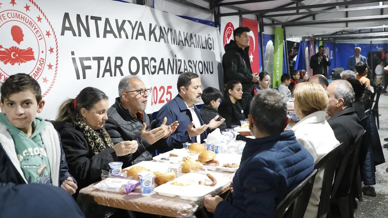 Vali Antakya’da iftar çadırında orucuna açtı…