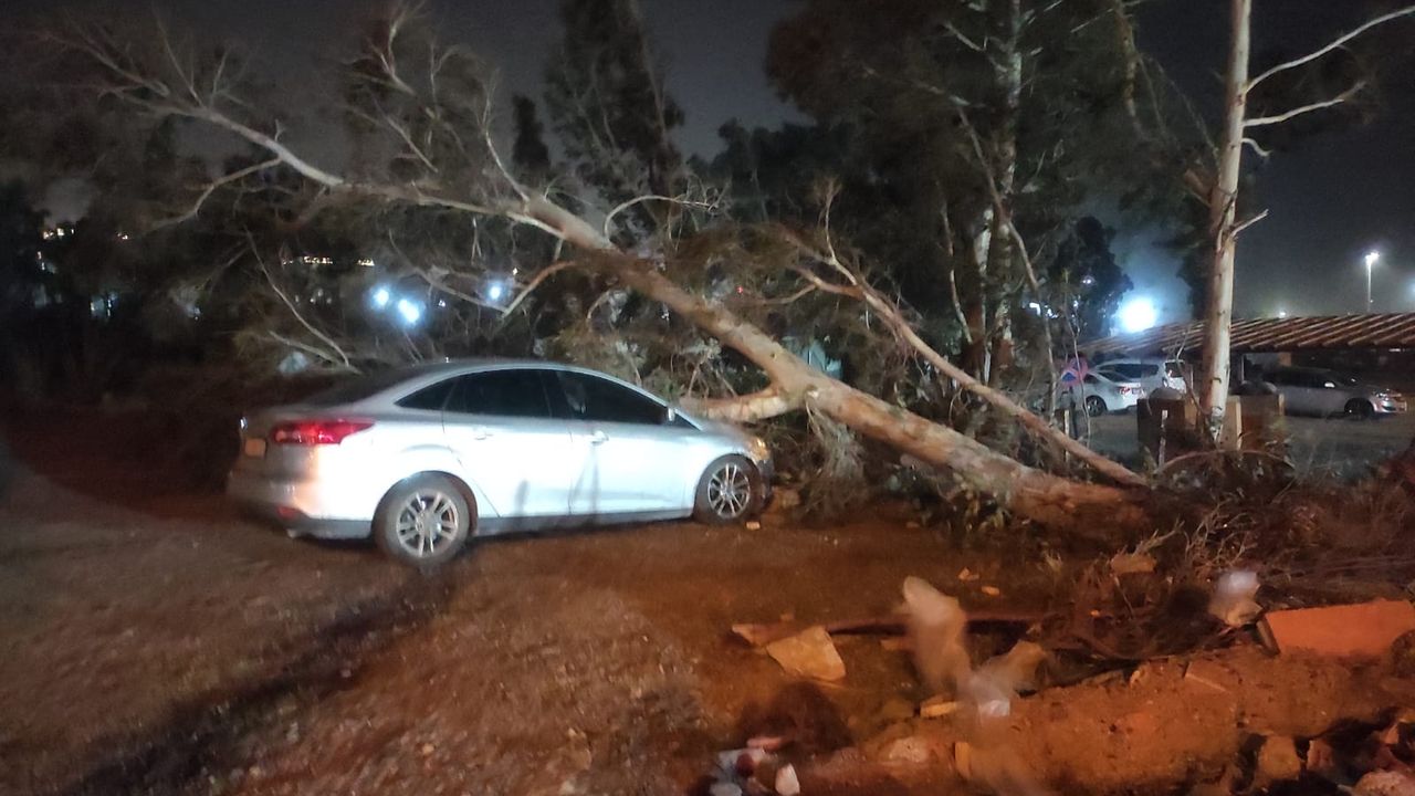 İskenderun’da fırtına gece yıktı geçti!