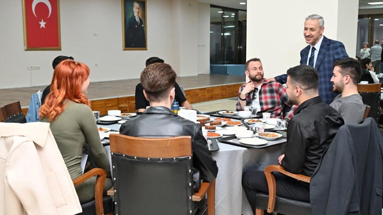 Rektör İftar da Öğrencilerle…