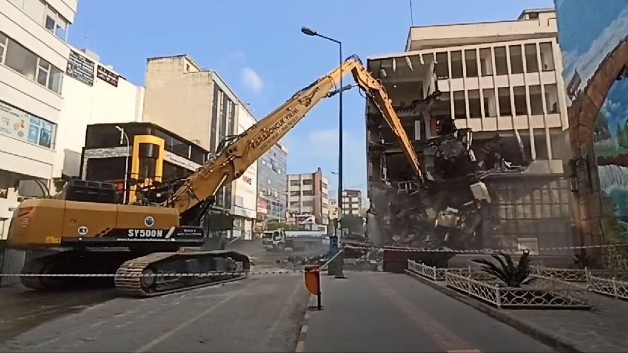 Havuzlu çarşı girişindeki binanın yıkımı başladı…