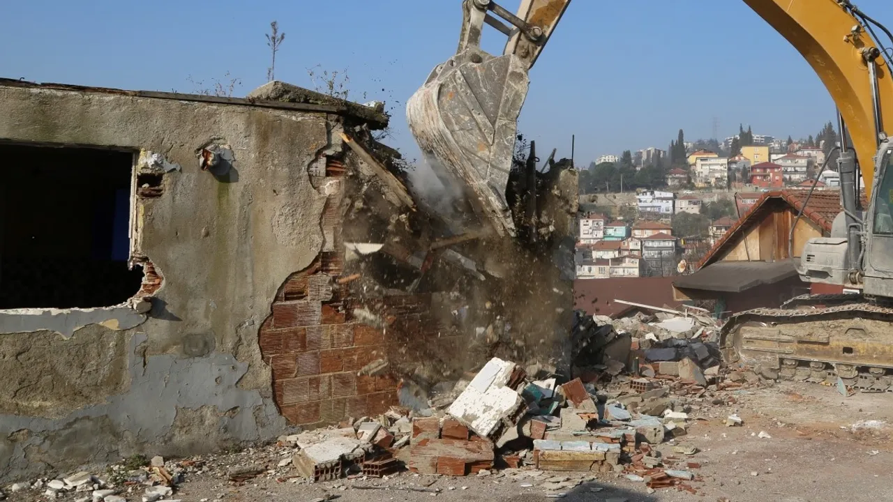 Kocaeli Cedit’te 7 bina daha yıkıldı
