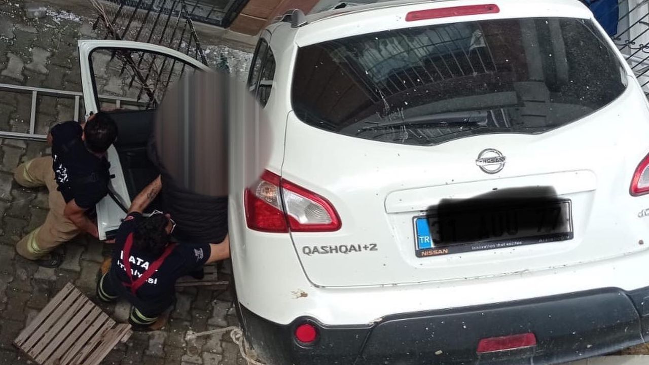 Defne’de kaza, araç avluya düştü!