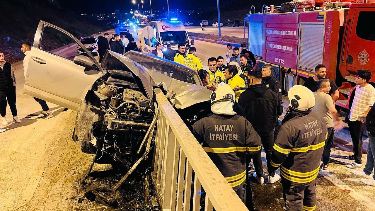 Antakya'da Otomobil Bariyerlere Saplandı!