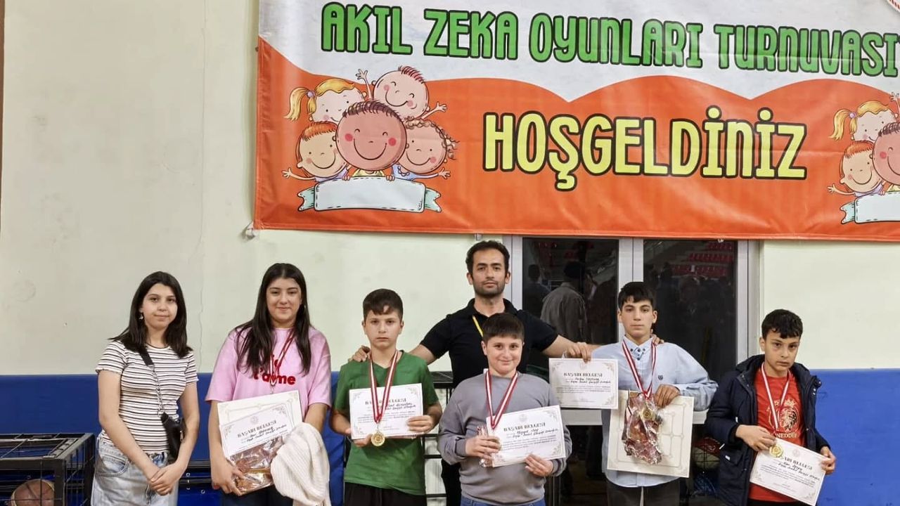 Emine Saadet Çarmıklı Ortaokulu'ndan başarı...