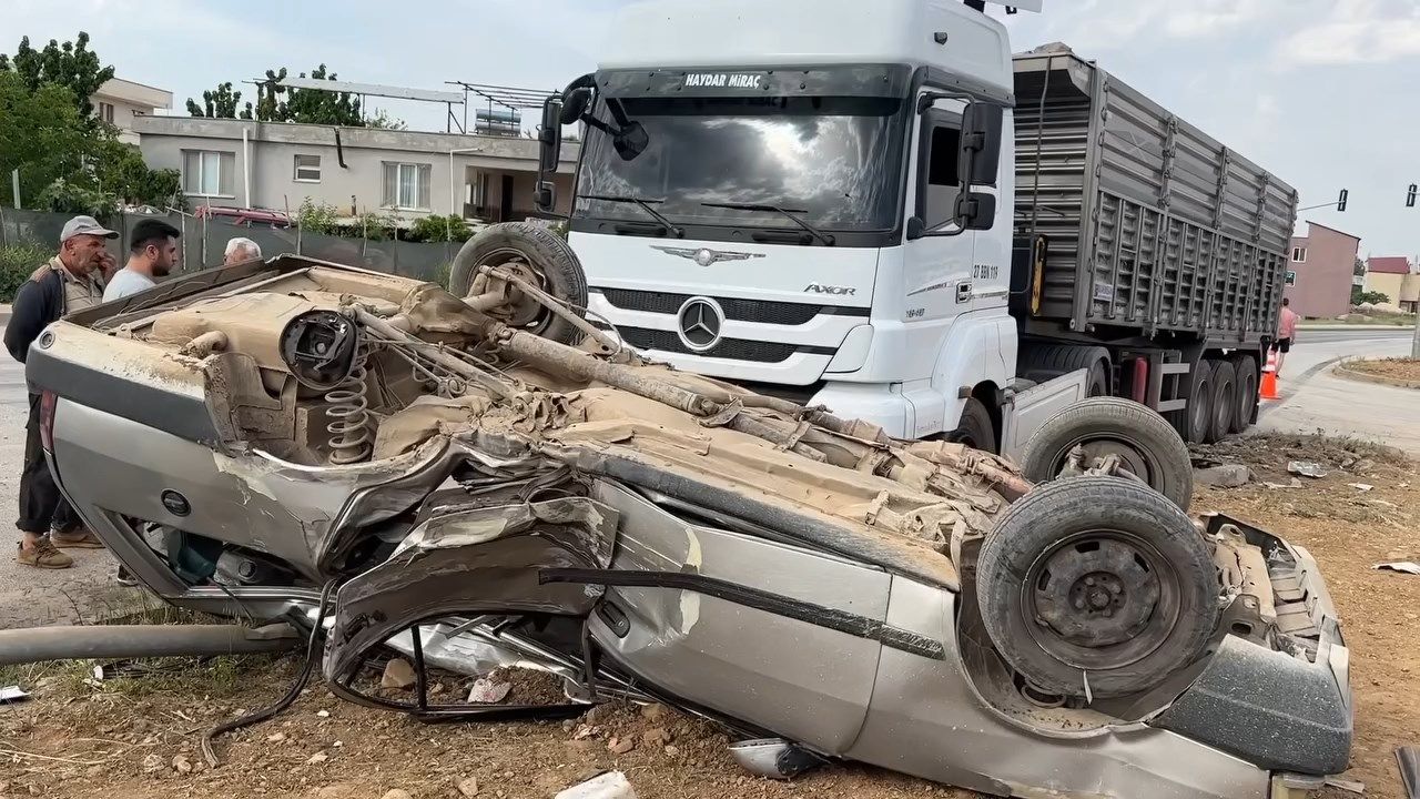 Hassa’da Tır ile Otomobil Çarpıştı: 3 Yaralı
