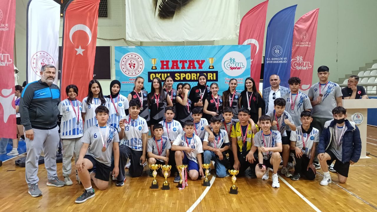 Emine Saadet Çarmıklı Ortaokulunda Kupa sevinci…