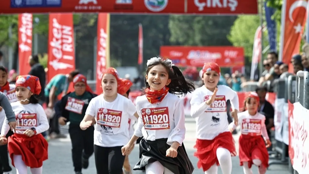 Binlerce çocuktan 23 Nisan'da neşeli adımlar