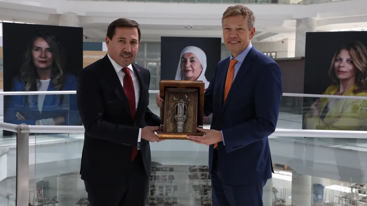 “Türkiye’nin Kadın Öncüleri” sergisi Mevlana Kültür Merkezi’nde sanatseverlerle buluştu
