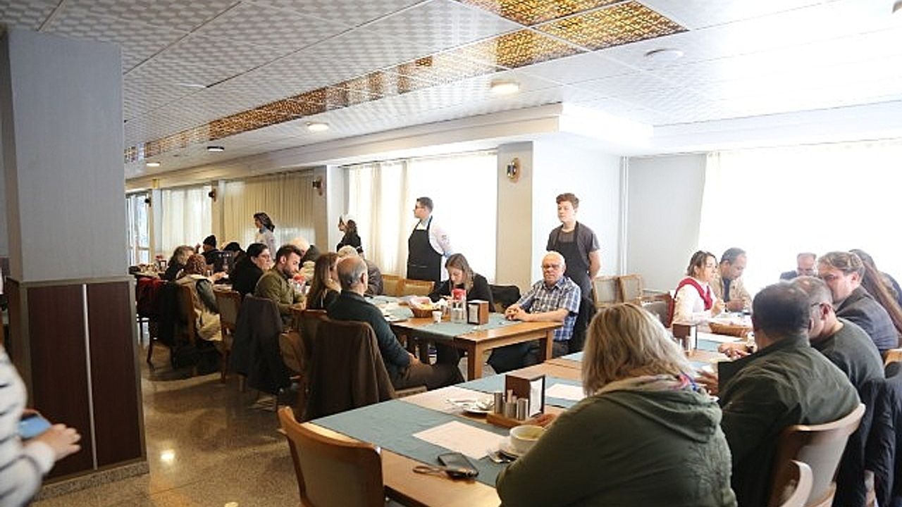 Akıncılar Huzurevi Sakinleri Liseli Aşçılarla Yemek Yarışması Yaptı