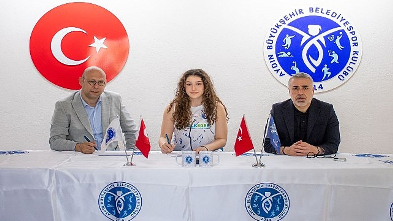 Azra Kaya Profesyonel Sözleşme İmzaladı