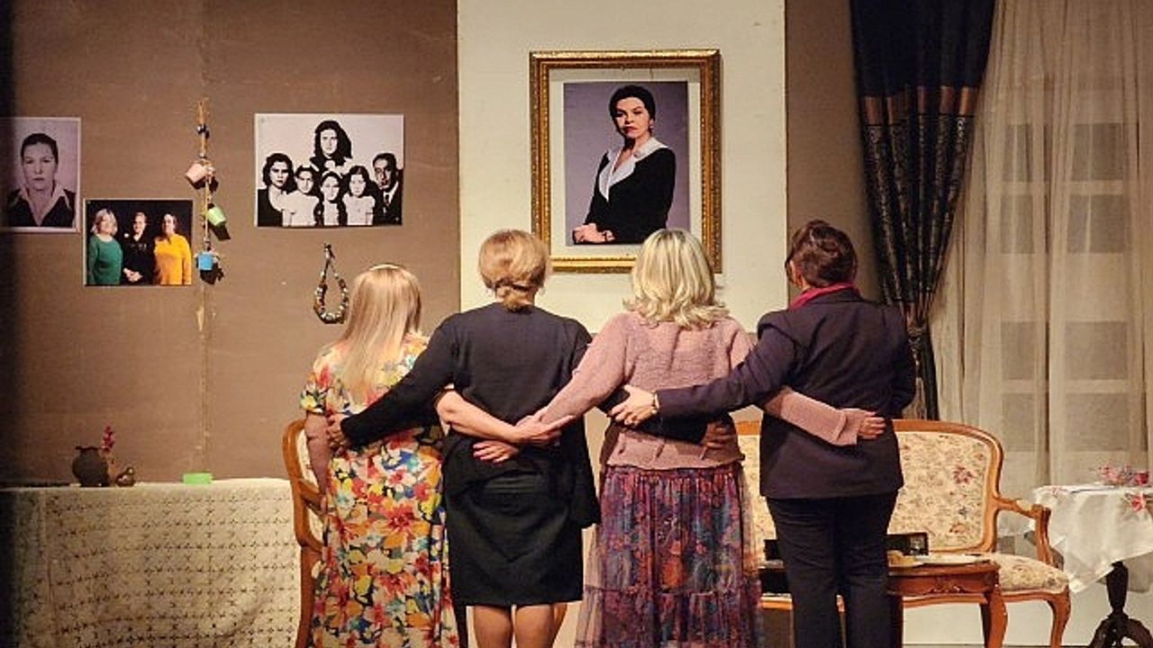 Gölcüklü Kadınların Tiyatro Performansı Hayran Bıraktı