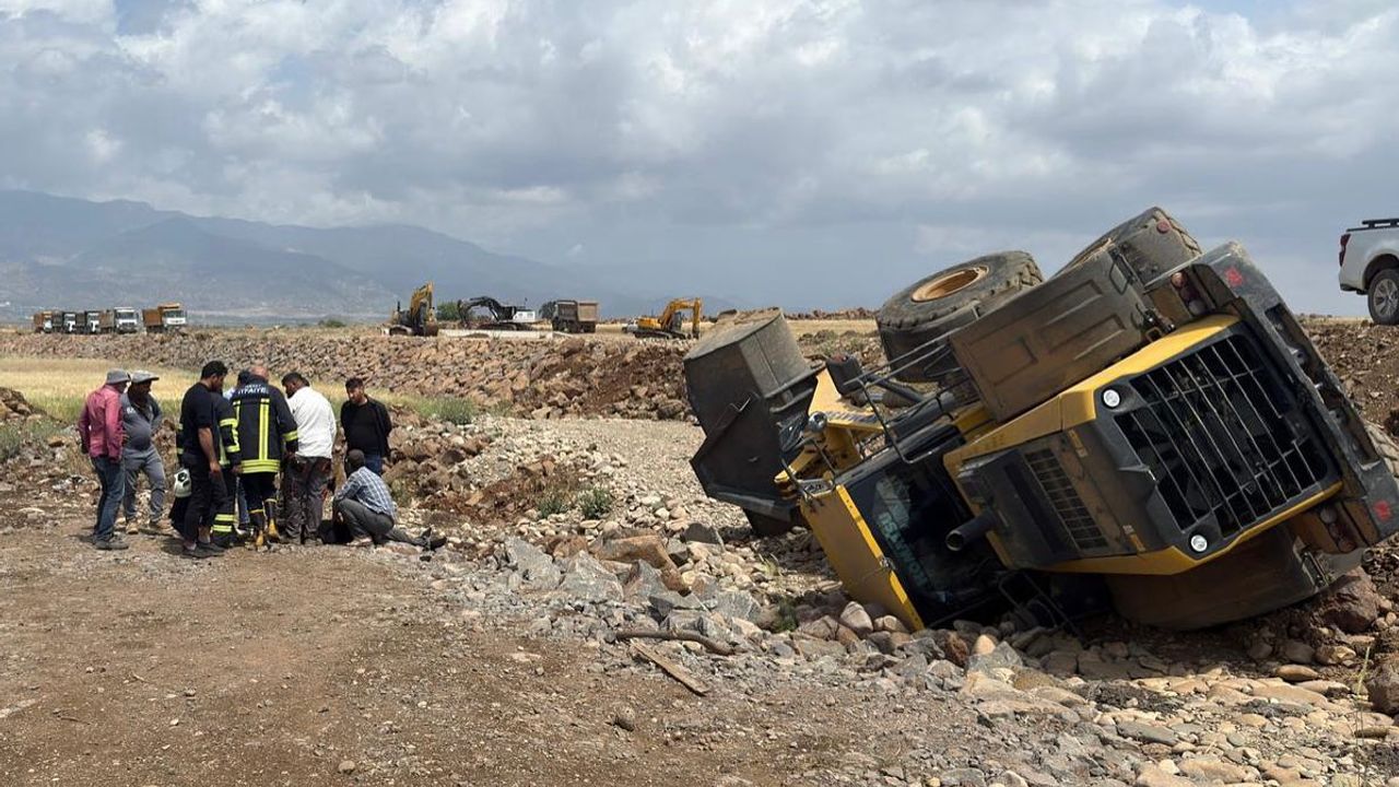 Kırıkhan’da İş Makinesi Devrildi: 1 Kişi Yaralandı
