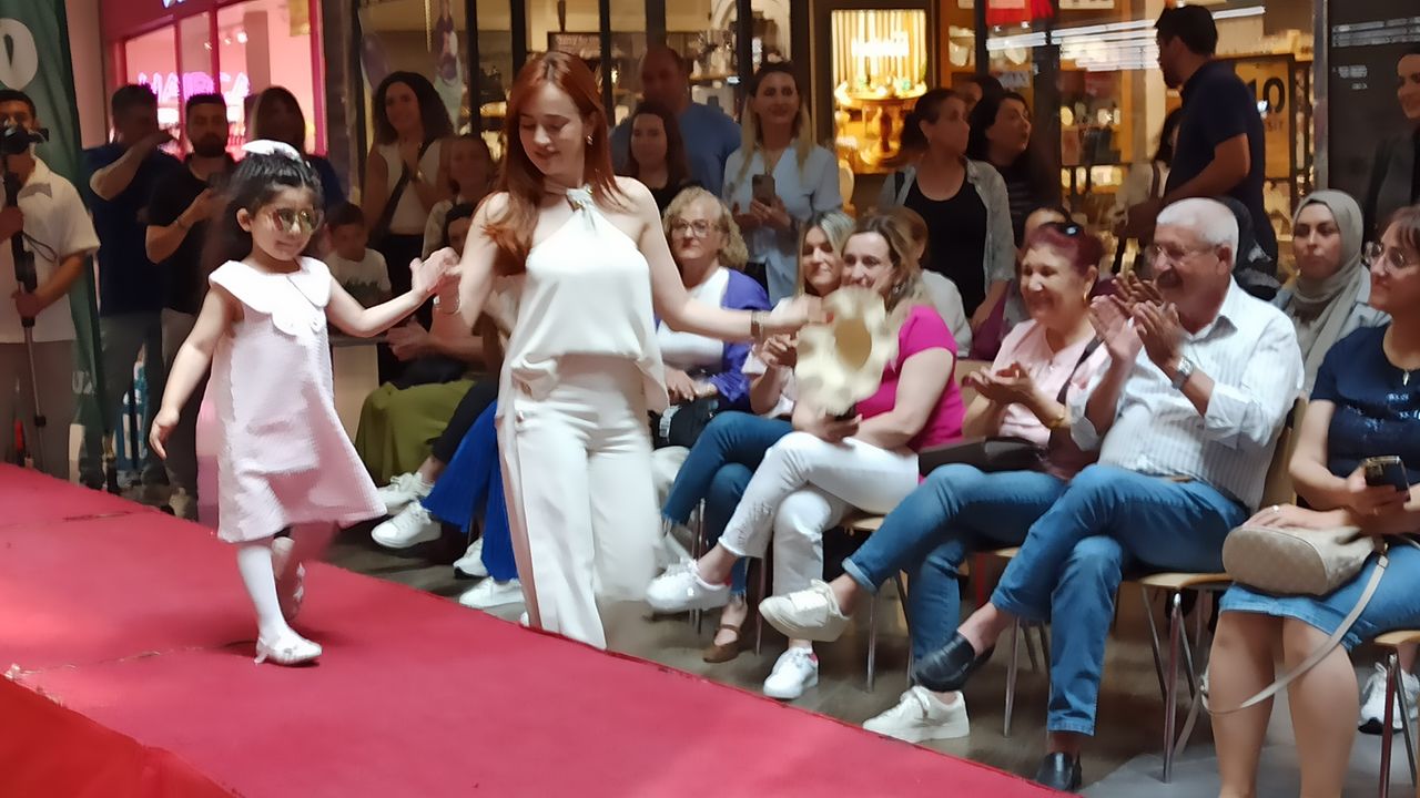 İskenderun’da Miniklerin Renkli Defilesi İlgi Gördü