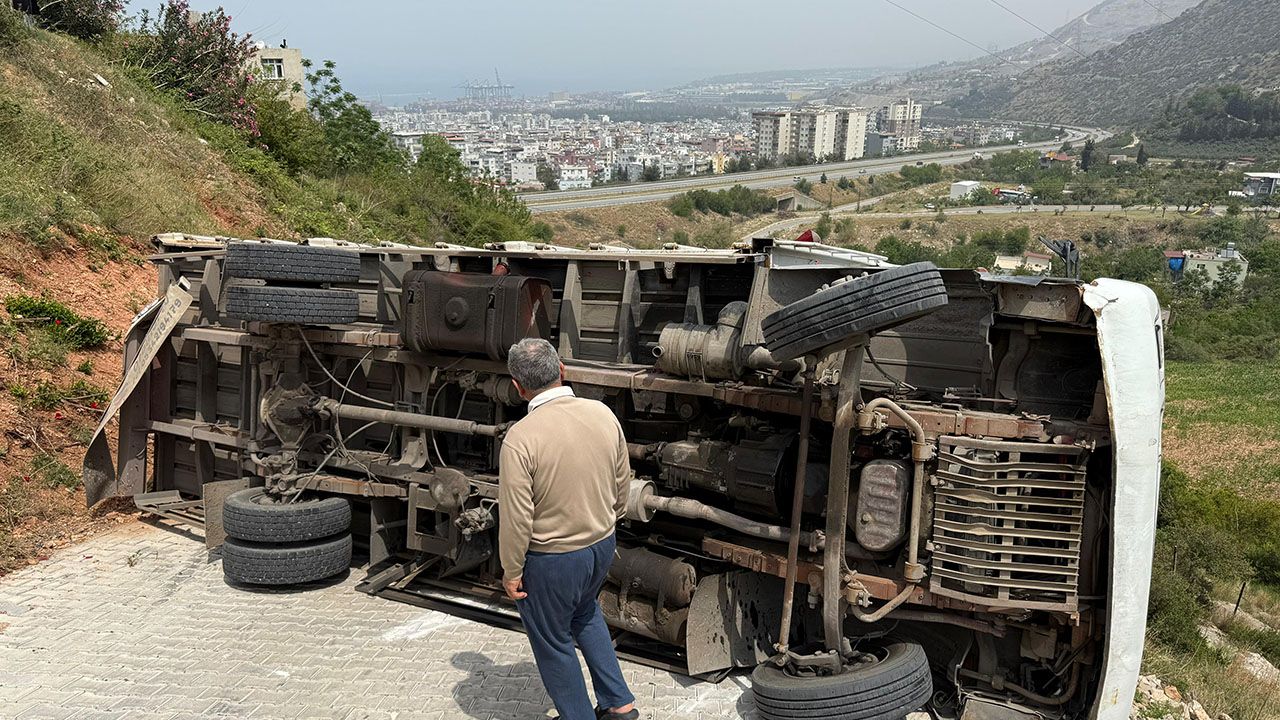 Eşya taşıyan kamyon rampada yan yattı!