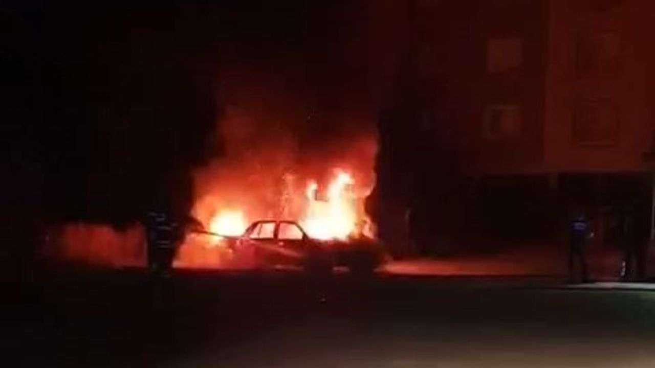 Park halindeki araç gece alev topuna döndü!