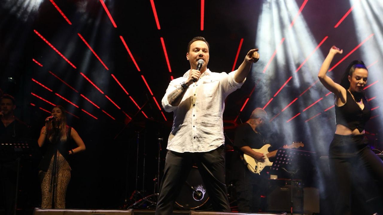 Sinan Akçıl doğum gününü sahne kutladı