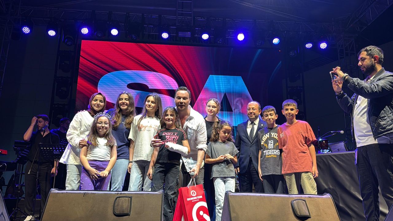 İSTE  de  Sesimiz Bir Yüreğimiz Bir Konseri