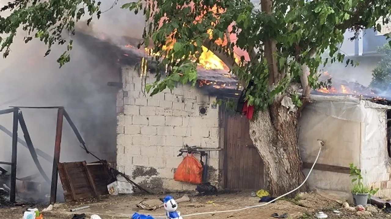 Antalya Kumluca’da sera evinde yangın