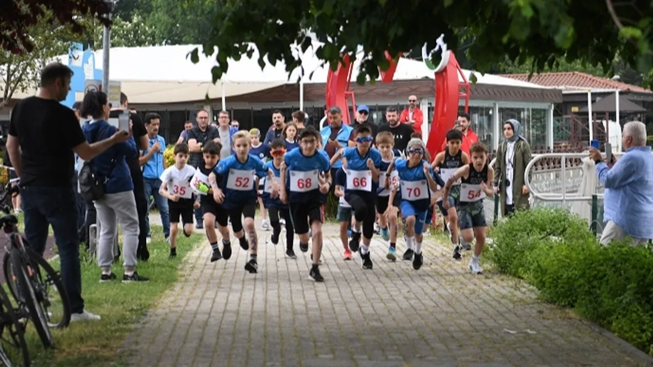 Bursa Osmangazi'de genç sporcuların duatlon heyecanı