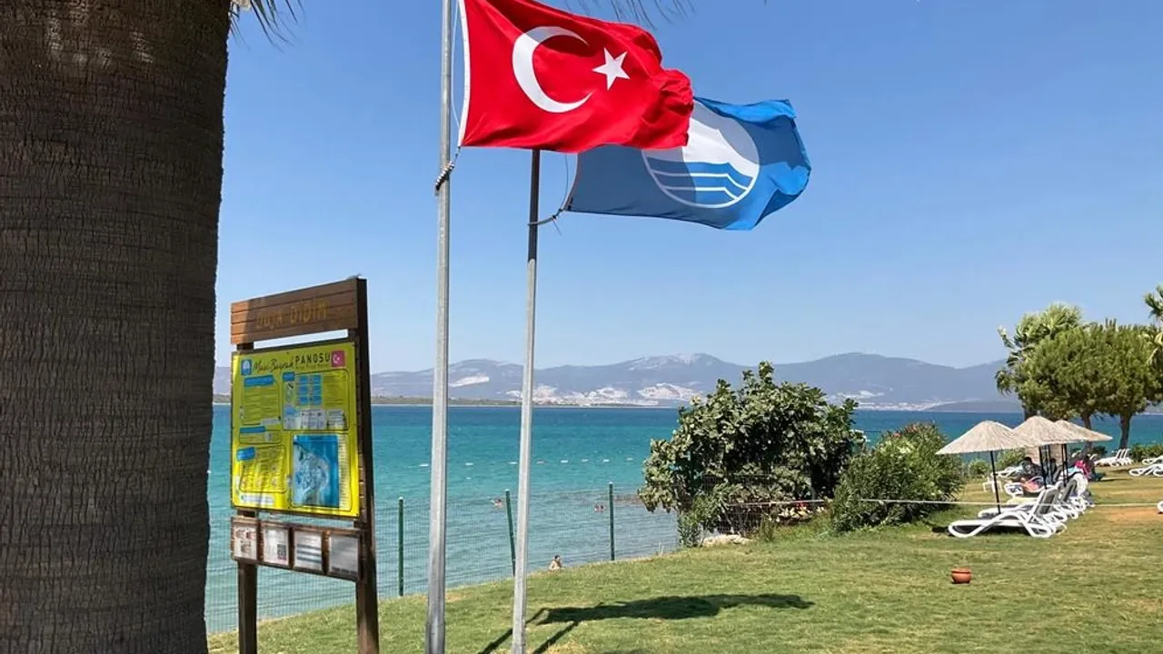 Denizlerimiz gururla dalgalanıyor! Türkiye Mavi Bayrakta ilk 3’te!