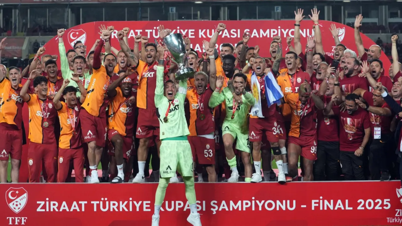 Galatasaray, kupayı coşkuyla kaldırdı!