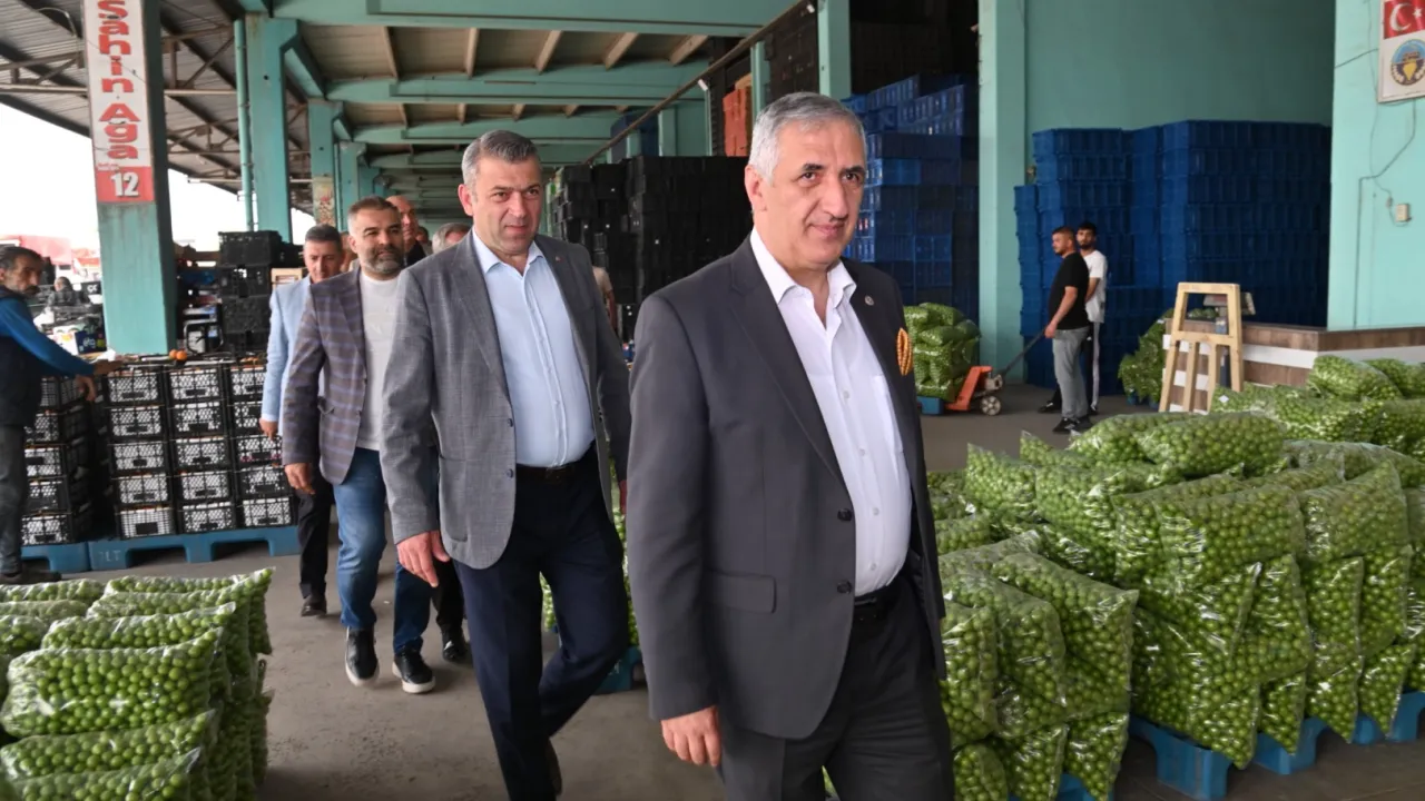 Manisa'da Turgutlu Sebze ve Meyve Hali açıldı