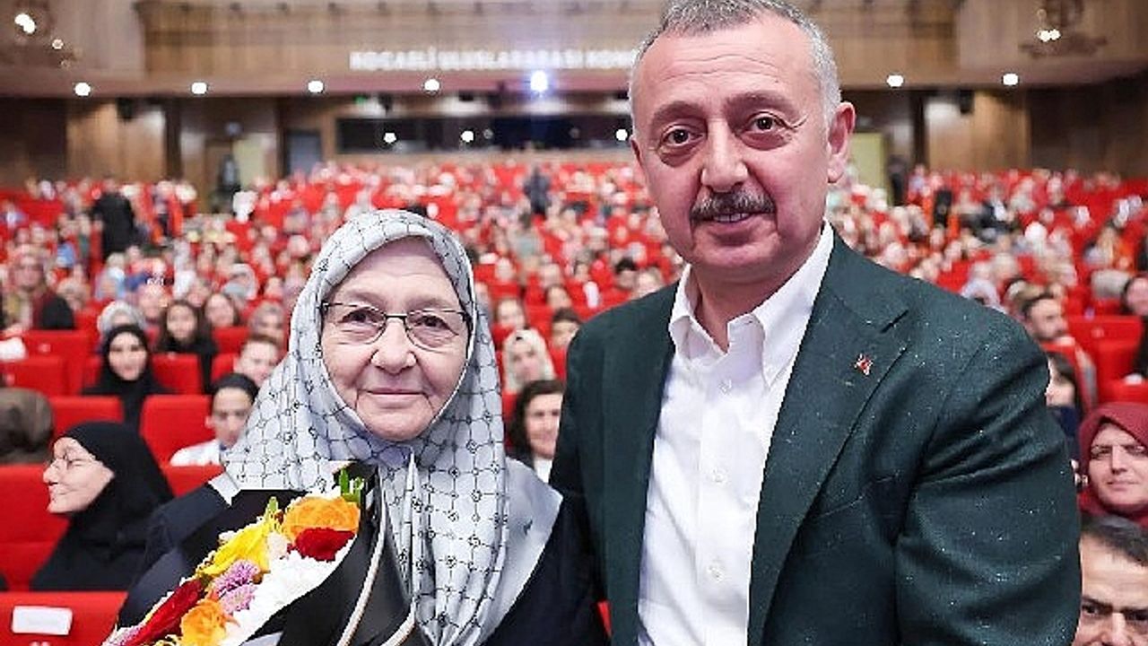 Büyükakın’dan annesine çiçekli kutlama