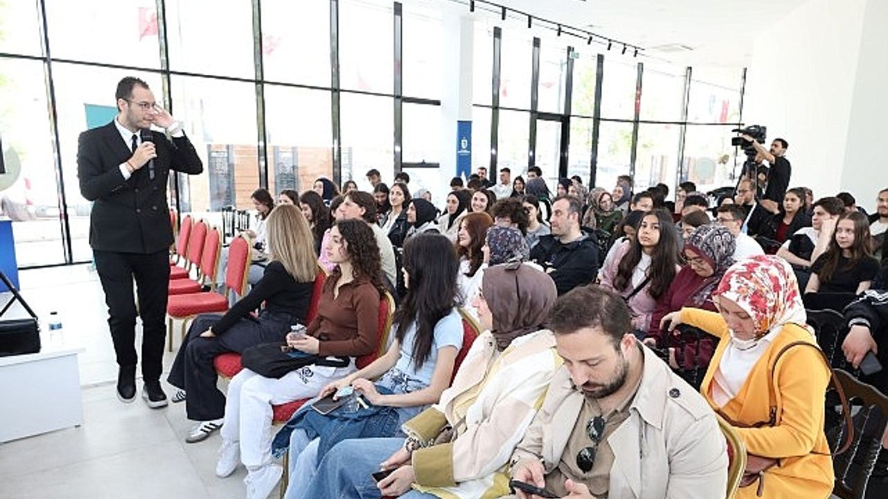Prof. Dr. Samur, gençlerle yapay zekâyı konuştu